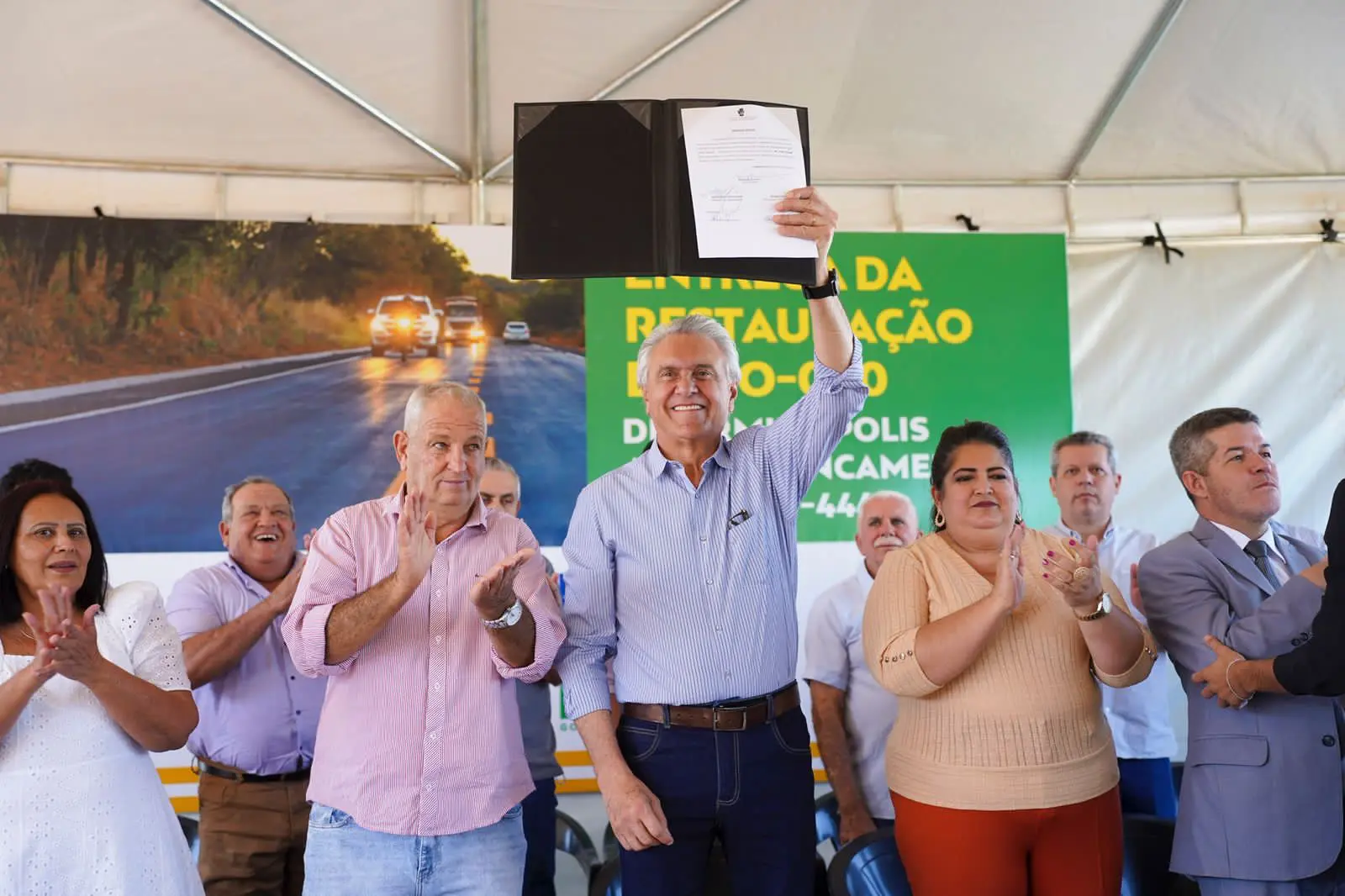 O governador Ronaldo Caiado esteve em Santa Terezinha de Goiás, no Norte Goiano, nesta sexta-feira (24/6), para inaugurar a obra de pavimentação da GO-347, entre a cidade e Nova Iguaçu. No ato, autorizou a destinação de R$ 521 mil para sinalização do trecho e ainda anunciou mais de R$ 2 milhões para o programa Goiás em Movimento - Eixo Municípios. Este, para recuperar vias urbanas. Os serviços são executados pela Agência Goiana de Infraestrutura e Transportes (Goinfra).   “Há quanto tempo já haviam prometido esse asfalto [na GO-347]?”, indagou o governador, em referência às gestões passadas. “E nós fizemos. O asfalto já está aí, agora vai ganhar uma sinalização adequada, dando mais segurança ao nosso trânsito.” Segundo Caiado, trata-se de importante interligação da região. “As pessoas têm acesso desde a BR-153, até a GO-164. Isso faz com que haja maior comercialização em Santa Terezinha. Quanto mais acessível, mais desenvolvimento trazemos para cá”, sublinhou.  A pavimentação da rodovia teve início em 2014, foi paralisada no governo anterior e depois retomada por Caiado em 2020. O investimento total no trecho de 38,1 quilômetros é de R$ 51,8 milhões, sendo R$ 19,6 milhões apenas da atual gestão estadual. A previsão é que, no próximo mês de agosto, o serviço de sinalização horizontal e vertical esteja 100% concluído.   A pavimentação da rodovia atende a uma determinação de Caiado para melhoria das estradas localizadas nas regiões Norte e Nordeste de Goiás, com objetivo de garantir mais eficiência e segurança ao sistema de logística e transporte. O trecho é considerado fundamental para o escoamento da produção agrícola e facilita ligação com a Ferrovia de Integração do Centro-Oeste (Fico), que passará por Mara Rosa.   “A conclusão da GO-347 é um sonho antigo e que muitos haviam desistido. Mas o que nosso governador fala, ele cumpre”, disse a prefeita de Santa Terezinha de Goiás, Karla Cristina Moreira. A gestora também agradeceu pelo Patrulhas Mecânicas Regionais, iniciativa da Goinfra focada em melhorar a condição das vias municipais não pavimentadas, e que já levou benefícios para a região.   Agora, a cidade terá o Goiás em Movimento - Eixo Municípios, que tem como objetivo auxiliar os prefeitos a recuperar o asfalto de ruas e avenidas. Por isso, o programa que já passou por dezenas de cidades consulta a prefeitura para que sejam indicados os locais estratégicos para a execução do serviço. “O governador Caiado tem andado em todos os municípios levando benefícios”, testemunhou o deputado estadual Francisco de Oliveira.   Participaram do evento os prefeitos Mário Macaco (Itapaci), Zé do André (Nova Iguaçu), Flávio Moura (Mara Rosa), Dásio Marques (Amaralina), Fred Vidigal (Rialma), Joseleide Lázaro (Padre Bernardo), Cleomar (Campinorte), Elieudes Moraes (São Luiz do Norte), e Elivan Carreiro (Uirapuru); além de vereadores e lideranças regionais. 