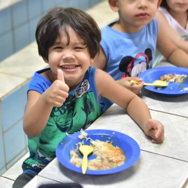 Foto de criança atendida pelo programa auxílio nutricional