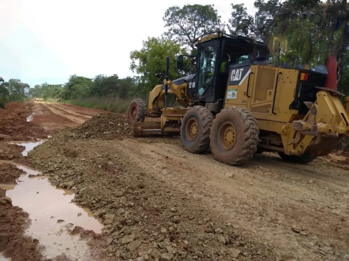 frentes de serviço da Goinfra recuperando rodovia