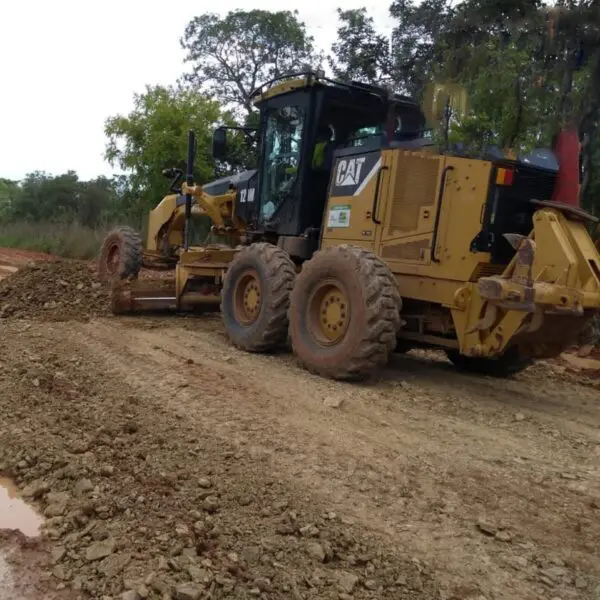 frentes de serviço da Goinfra recuperando rodovia