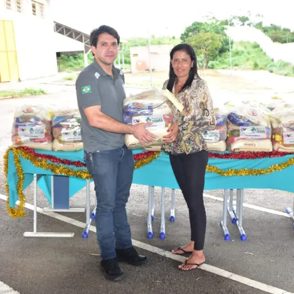 Seds entrega cestas básicas para famílias de socioeducandos