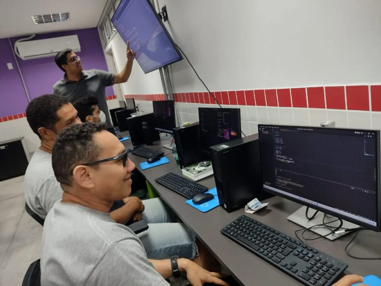 Alunos em aula na Escola do Futuro