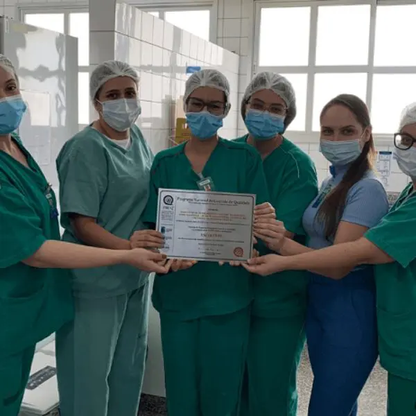 Equipe do laboratório comemora selo do PNCE