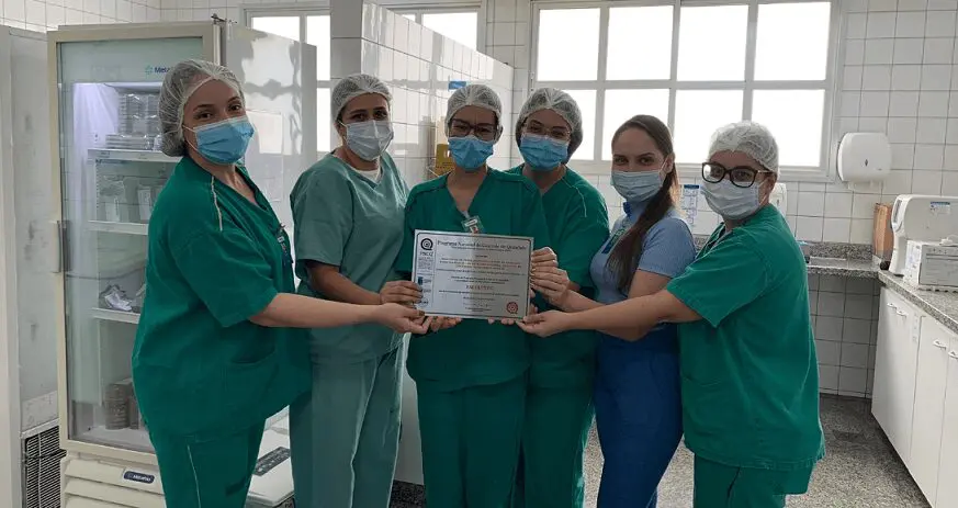 Equipe do laboratório comemora selo do PNCE