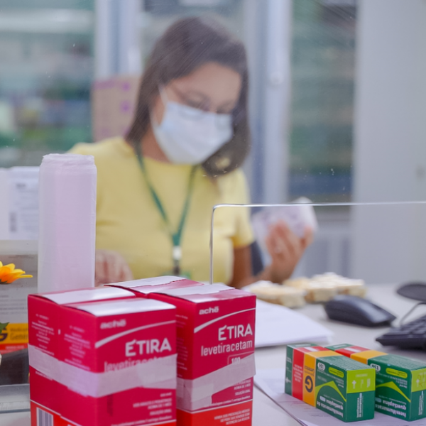 Imagem de atendimento no Juarez Barbosa, local onde pessoas buscam medicamento de alto custo