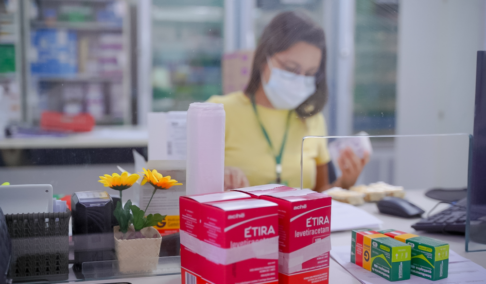 Imagem de atendimento no Juarez Barbosa, local onde pessoas buscam medicamento de alto custo