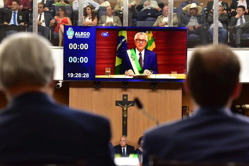 Caiado toma posse de forma remota