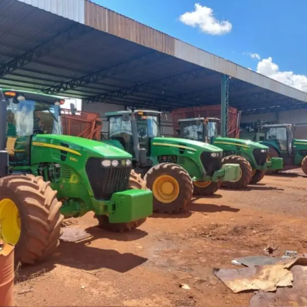 Tratores e colheitadeira recuperados em um galpão em Inaciolândia