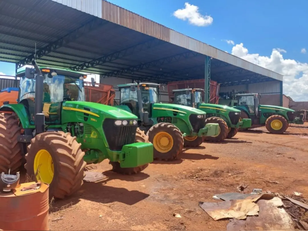 Tratores e colheitadeira recuperados em um galpão em Inaciolândia