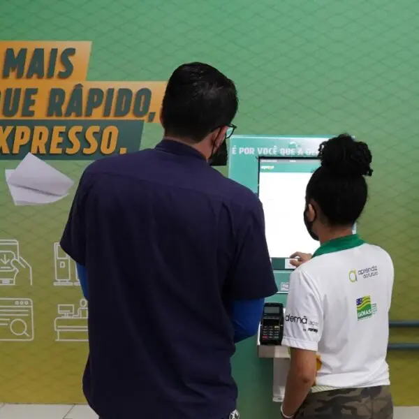 Atendimento sendo realizado no totem do Expresso