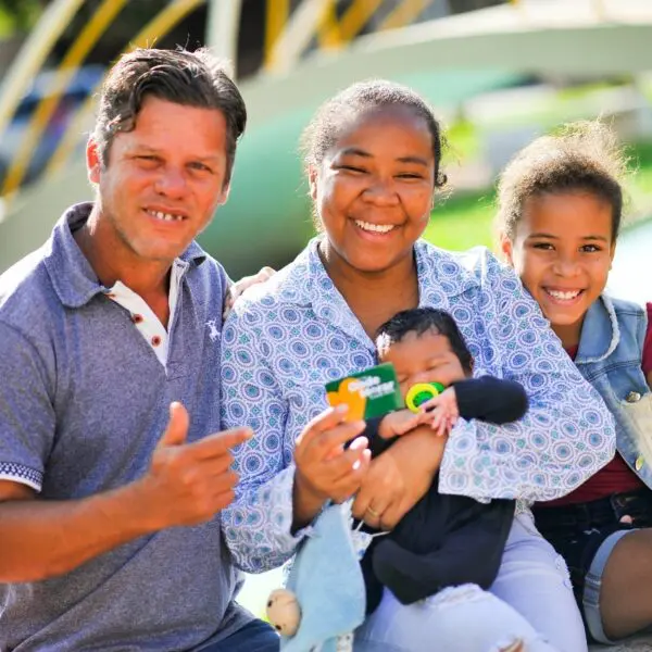 Famílias recebem cartão do Aluguel Social