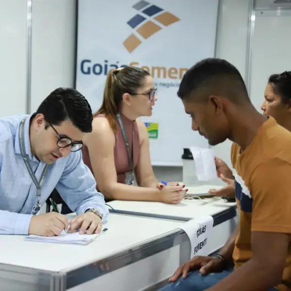 Equipe de t;ecnicos que vai prestar atendimento no GoiásFomento nos Bairros