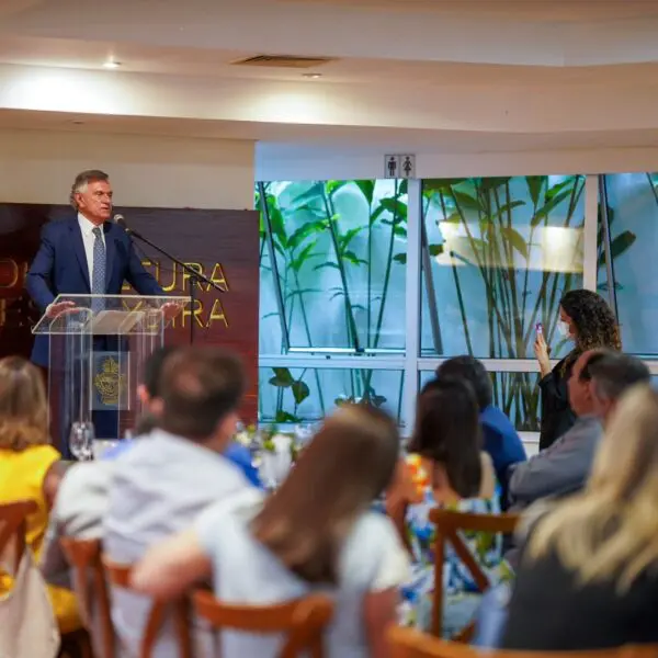 Governador em reunião com deputados estaduais eleitos