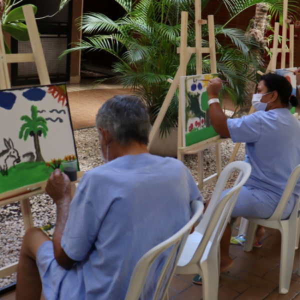 Pacientes na oficina de arte do HGG