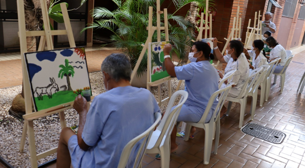 Pacientes na oficina de arte do HGG