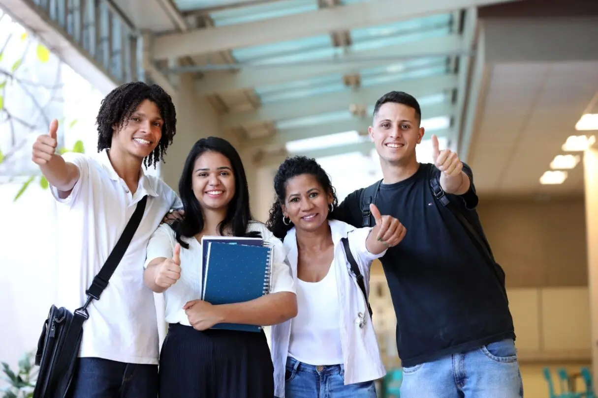 Imagem de quatro estudantes, dois rapazes e duas moças