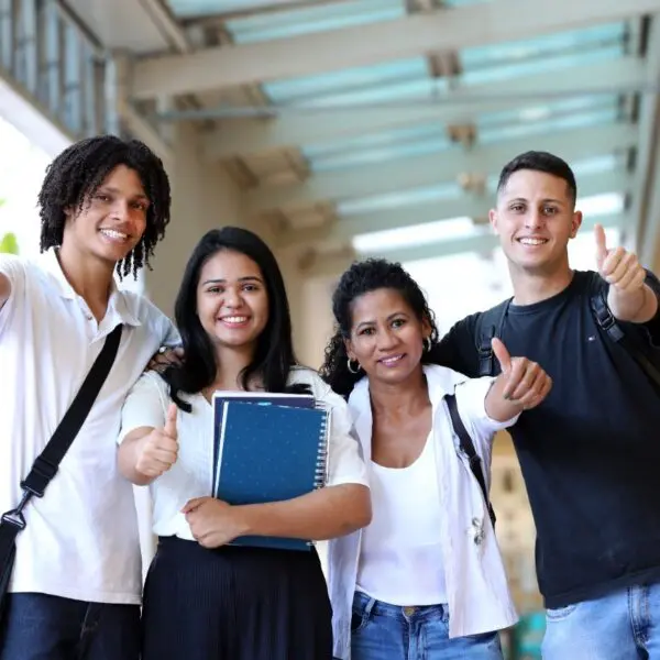 Imagem de quatro estudantes, dois rapazes e duas moças