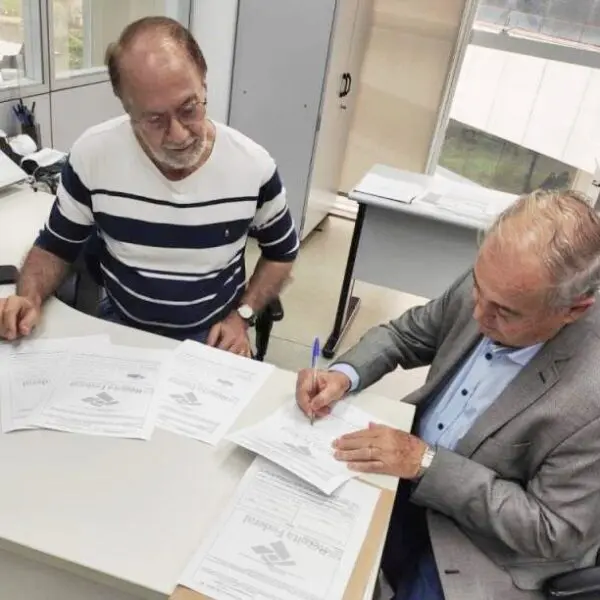 Representante da Receita Federal e presidente da Agrodefesa, José Essado, assinando o Termo de Doação