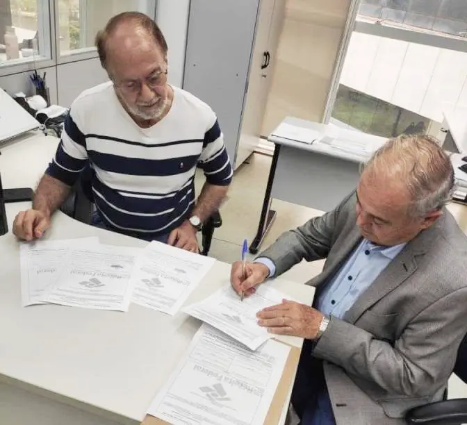 Representante da Receita Federal e presidente da Agrodefesa, José Essado, assinando o Termo de Doação