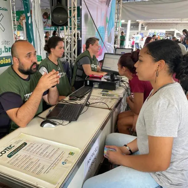 Pessoas fazendo inscrições pessoalmente junto ao atendentes dos Cotecs