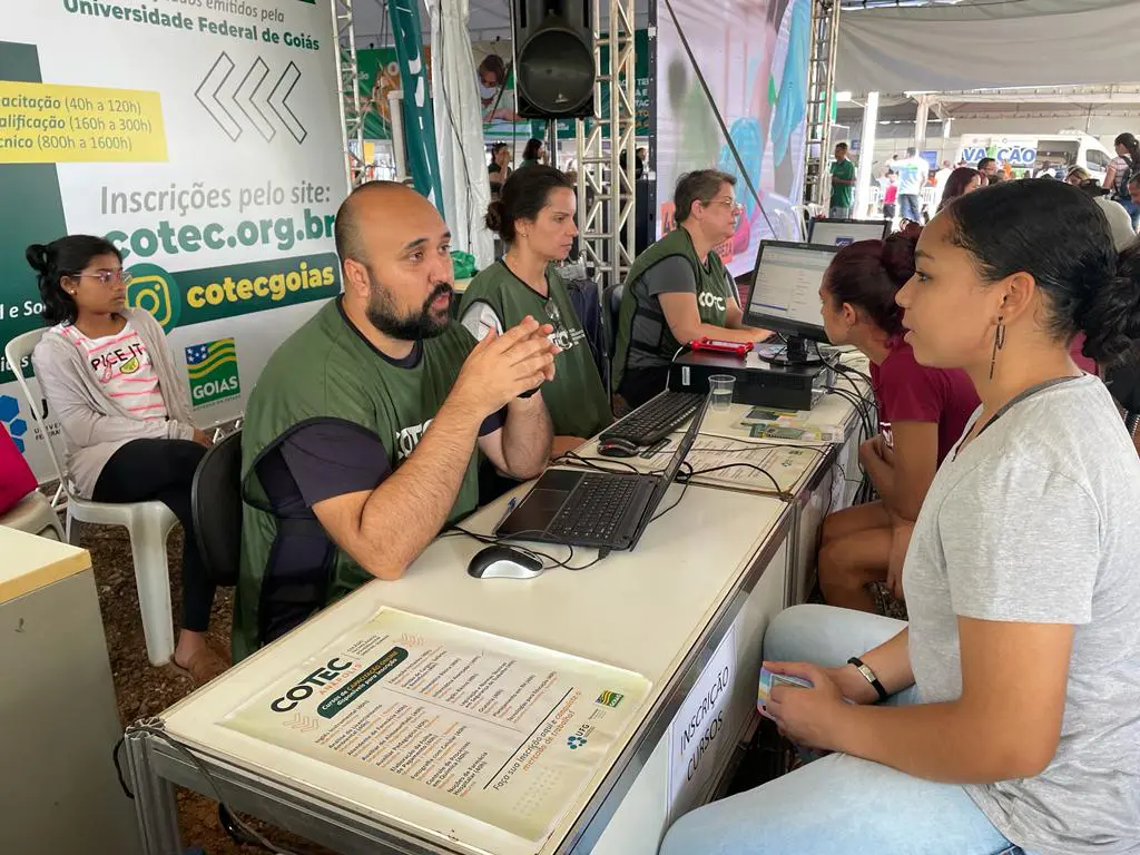 Pessoas fazendo inscrições pessoalmente junto ao atendentes dos Cotecs