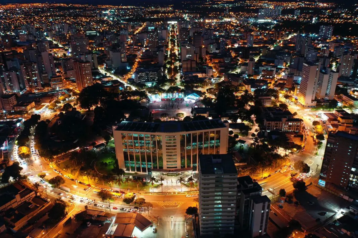 Centro de Goiânia em imagem panorâmica e noturna, ao centro da imagem o Paláio Pedro Ludovico Teixeira.