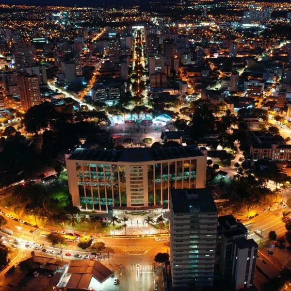 Centro de Goiânia em imagem panorâmica e noturna, ao centro da imagem o Paláio Pedro Ludovico Teixeira.