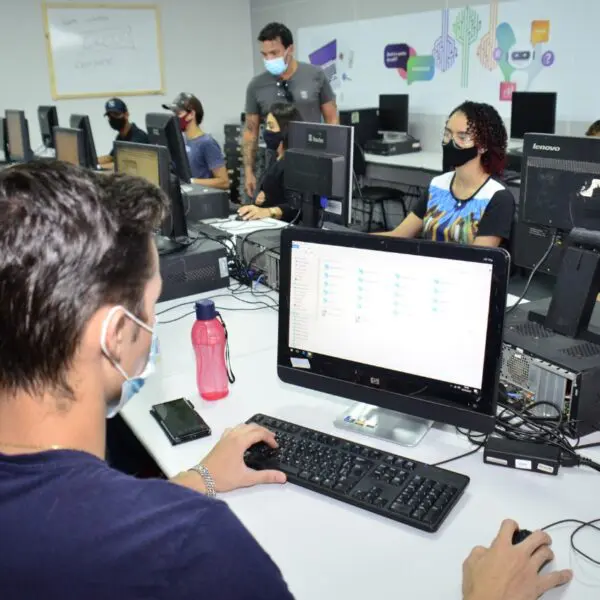 Alunos em aula de informática