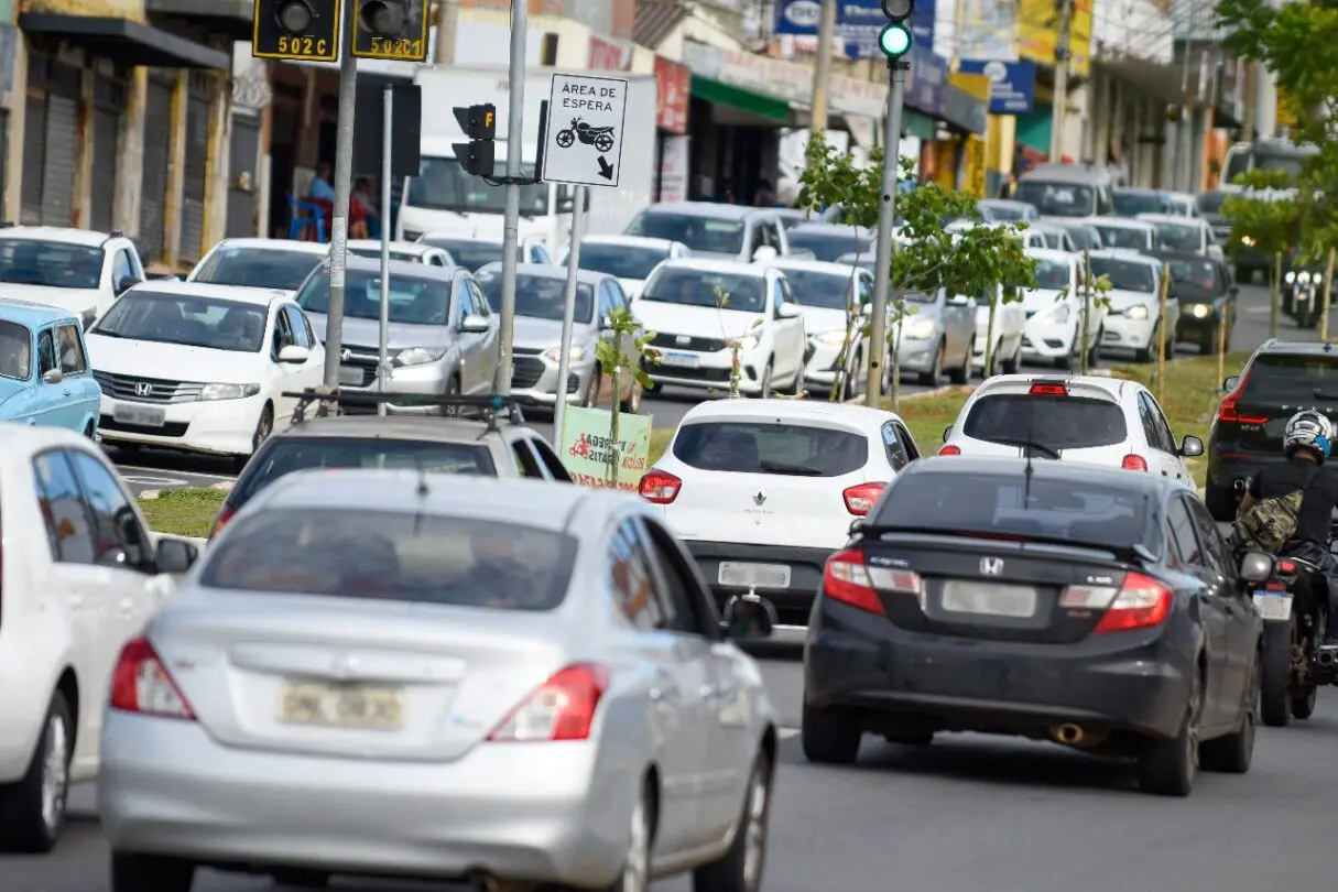 Carros no trânsito.