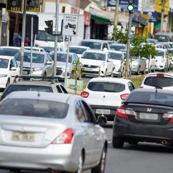 Carros no trânsito.