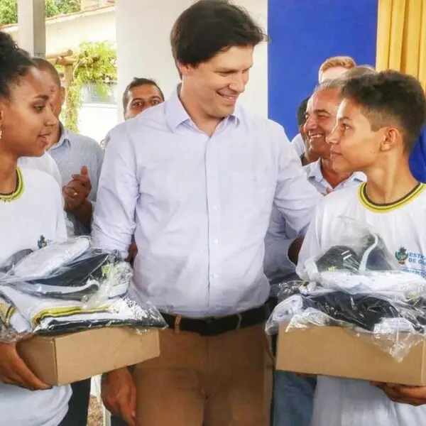 Vice Daniel Vilela entregando materiais escolares e uniformes a estudantes