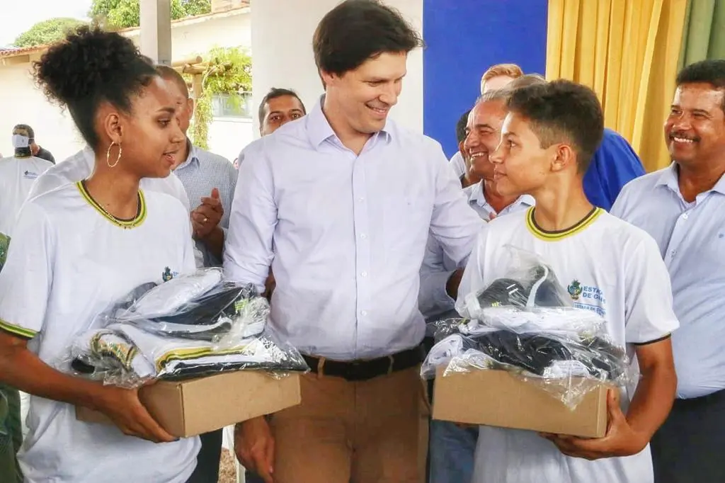 Vice Daniel Vilela entregando materiais escolares e uniformes a estudantes