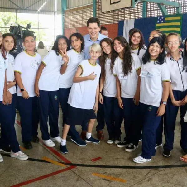 Vice-governador Daniel Vilela entrega kits de material escolar