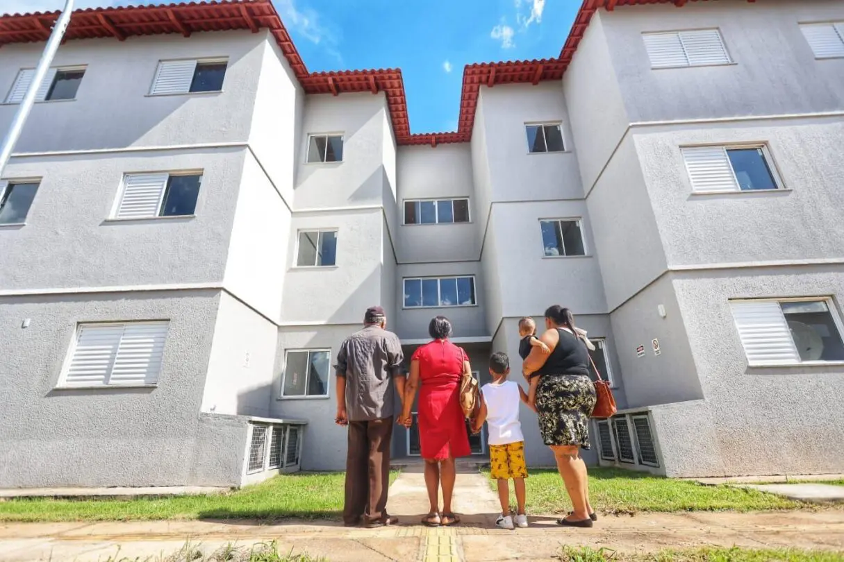 Em Aparecida de Goiânia, Agehab oficializa entrega de 300 apartamentos