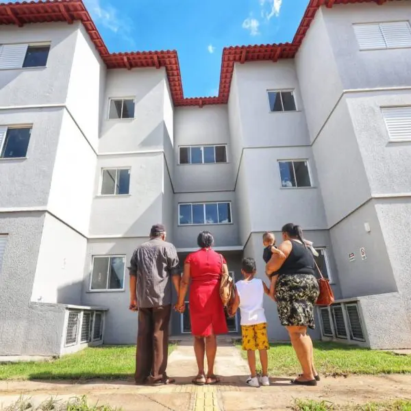 Em Aparecida de Goiânia, Agehab oficializa entrega de 300 apartamentos