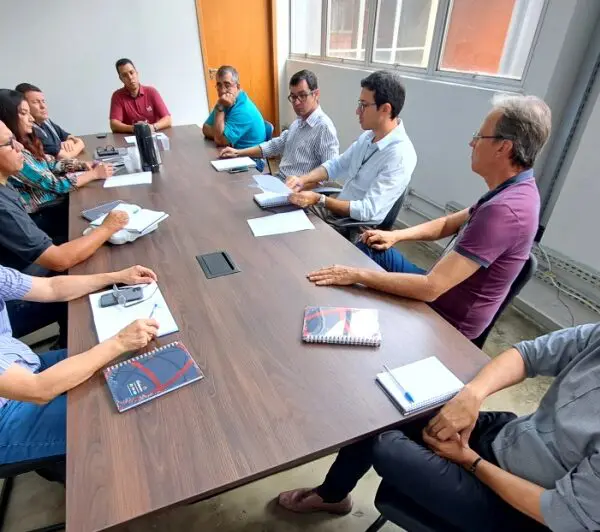 Reunião na Agrodefesa sobre gripe aviária