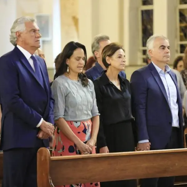 Caiado presta homenagem à Dona Iris durante missa de sétimo dia