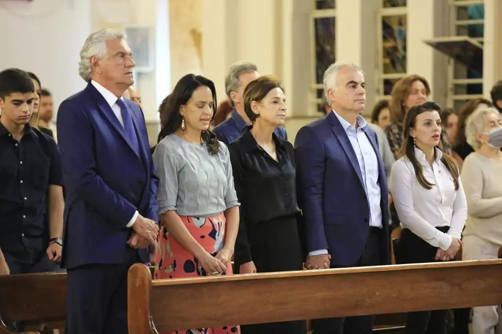 Caiado presta homenagem à Dona Iris durante missa de sétimo dia