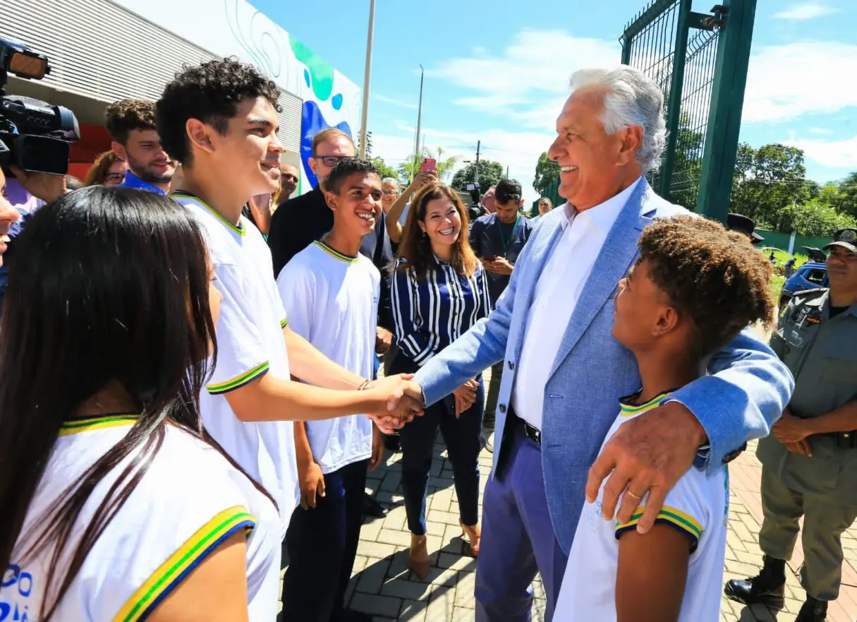 Governador com alunos na inauguração de laboratórios da Escola do Futuro