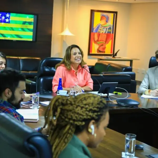 Gracinha Caiado anuncia, em reunião virtual, pacote de novos programas sociais