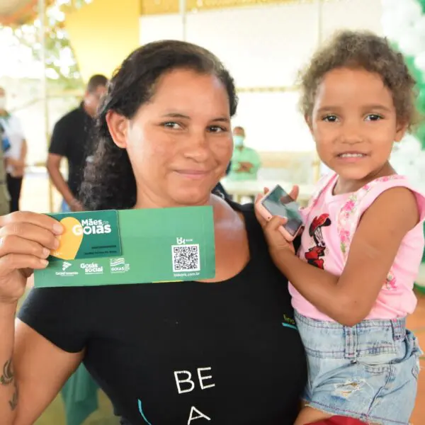 Mulher com cartão do Mães de Goiás. Famílias precisam fazer atualização cadastro no Cadúnico para receber benefícios