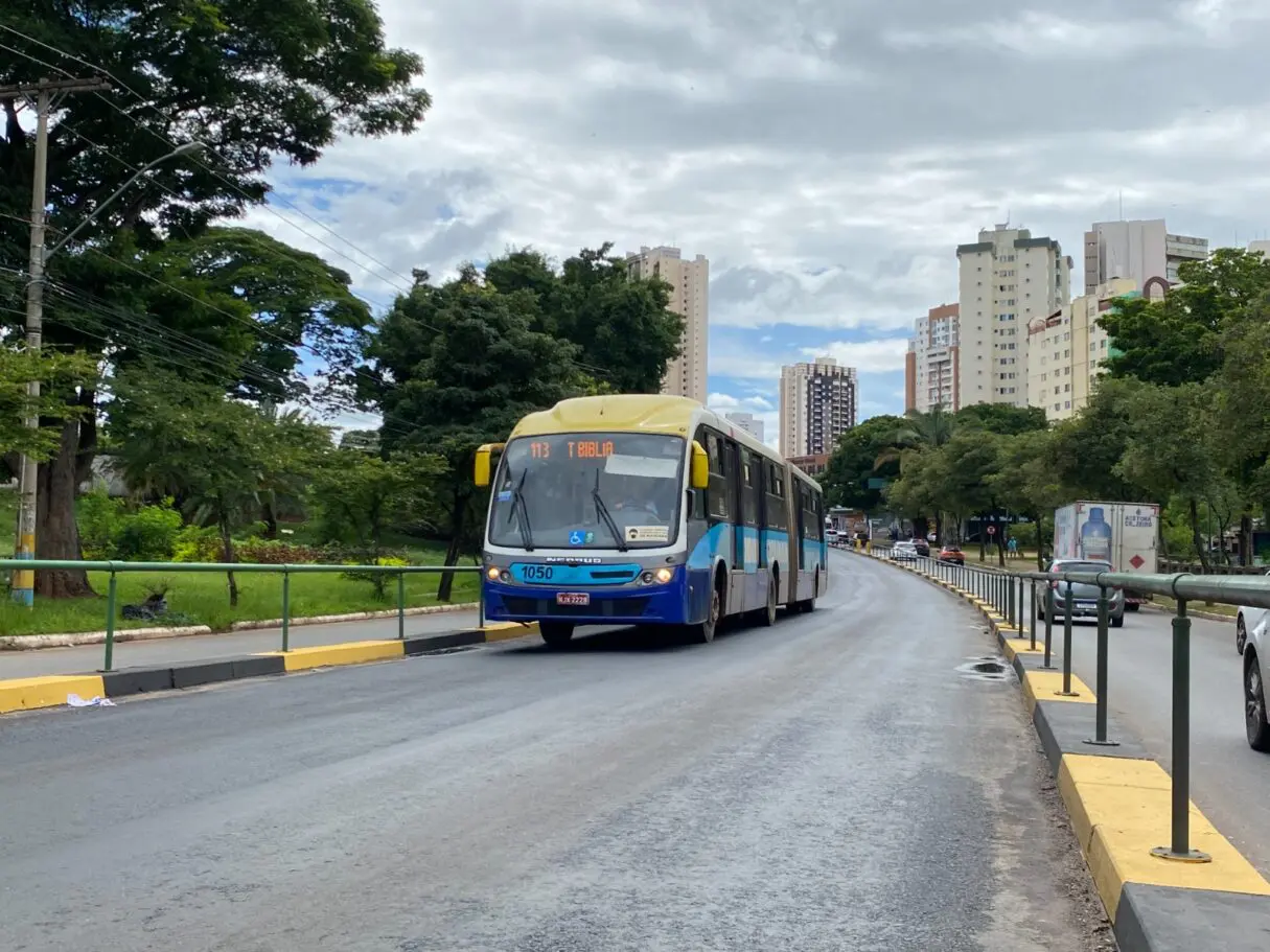 ônibus no Eixo Anhanguera, que está entre as melhorias no transporte público que estão sendo promovidas pelo governo