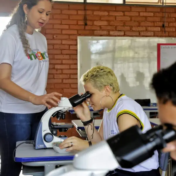 Professor em sala de aula. Seleção para gestores escolares terá início na segunda