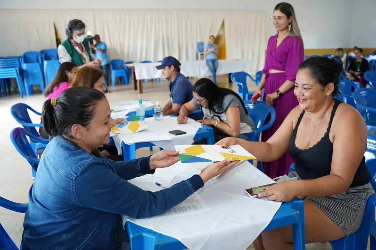 Famílias de Goiânia recebem escrituras