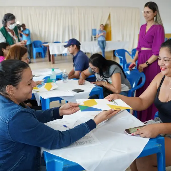 Famílias de Goiânia recebem escrituras