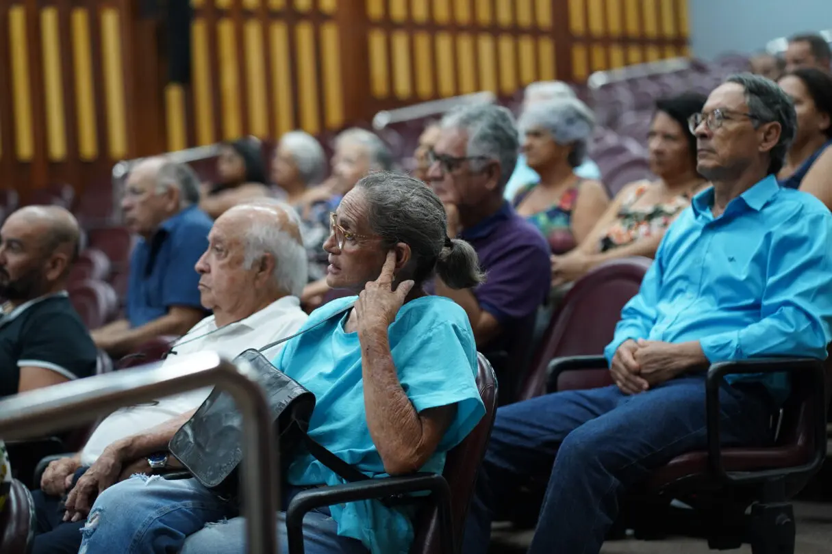 Em reunião com os moradores do bairro foram explicas as etapas do processo de regularização fundiária