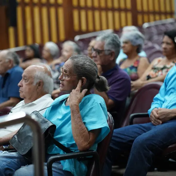 Em reunião com os moradores do bairro foram explicas as etapas do processo de regularização fundiária