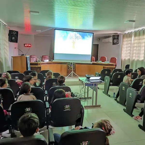 Exibição de filme do Cine Goiás Itinerante