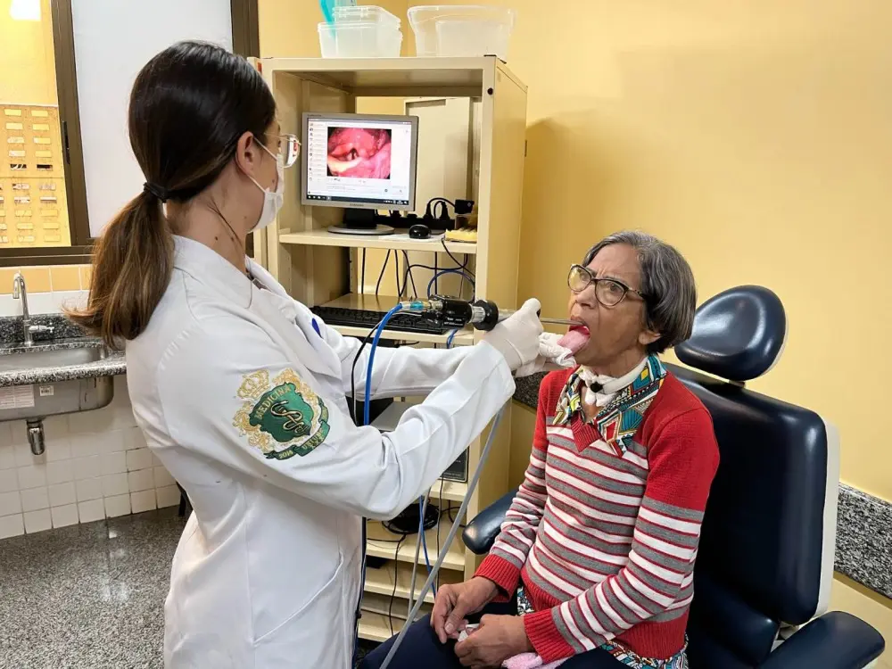 Crer realiza mutirão de exames preventivos de câncer de boca, laringe e garganta