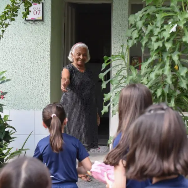 Dona Anita, na Vila Vida, participou do encontro de gerações